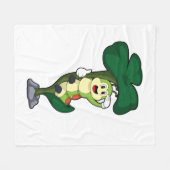 葉付き毛虫 フリースブランケット (正面(横))