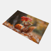 葉傘がかわいいリス – 秋の雨 ドアマット (アングル)