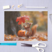 葉傘がかわいいリス – 秋の雨 薄葉紙 (クラフト)