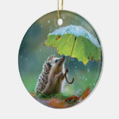 葉傘を持ったかわいいハリネズミ セラミックオーナメント (左)