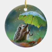 葉傘を持ったかわいいハリネズミ セラミックオーナメント (裏面)