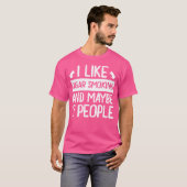 葉巻を吸うのが好きで3人も好き Tシャツ (正面フル)