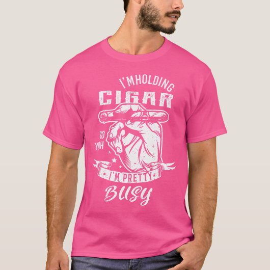 葉巻を手にしているのでかなり忙しい 葉巻 Tシャツ (正面)