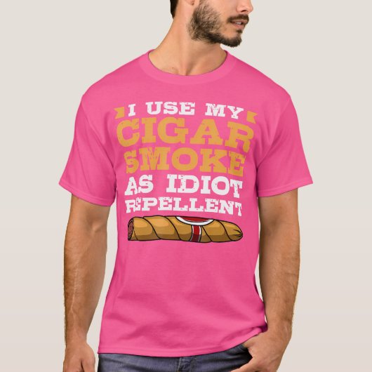 葉巻愛好家 私は馬鹿除けに葉巻の煙を使います Tシャツ (正面)