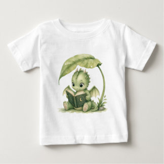 葉陰で絵本を読むかわいいベビードラゴンの子供服 ベビーTシャツ
