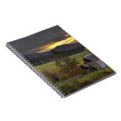 葡萄畑と歴史的な丸太小屋の夕焼けの空 ノートブック (右側)