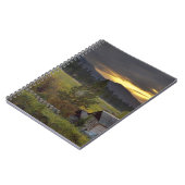 葡萄畑と歴史的な丸太小屋の夕焼けの空 ノートブック (左側)