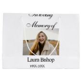 葬儀の記念の愛情の中で年を追加 ラージペーパーバッグ (裏面)