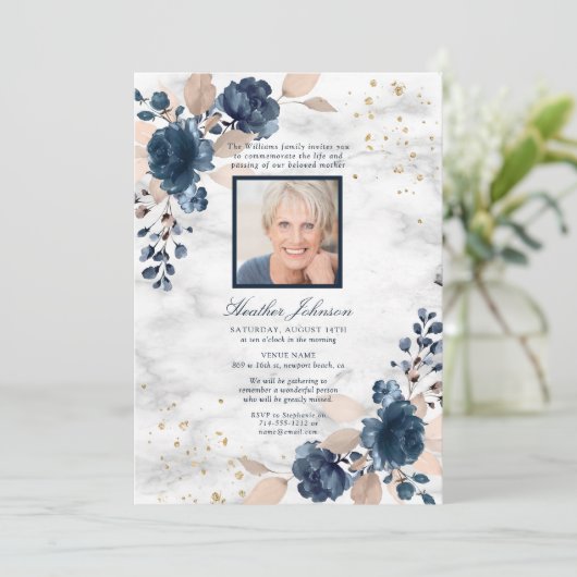 葬儀ネイビーブルー赤面ピンクマーブルフローラ写真 招待状 (スタンド正面)