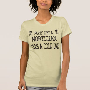 葬儀屋のようなパーティーは、冷たい1つをつかみます Tシャツ