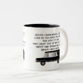 葬儀屋または葬儀屋のおもしろいな霊柩車のデザイン ツートーンマグカップ (正面右)