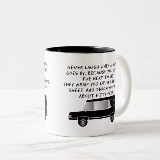 葬儀屋または葬儀屋のおもしろいな霊柩車のデザイン ツートーンマグカップ (正面右)