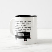 葬儀屋または葬儀屋のおもしろいな霊柩車のデザイン ツートーンマグカップ (正面左)