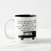 葬儀屋または葬儀屋のおもしろいな霊柩車のデザイン ツートーンマグカップ (左)