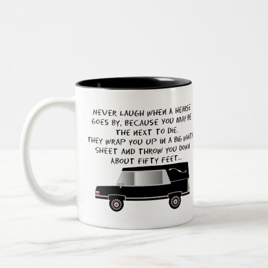 葬儀屋または葬儀屋のおもしろいな霊柩車のデザイン ツートーンマグカップ (左)