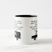 葬儀屋または葬儀屋のおもしろいな霊柩車のデザイン ツートーンマグカップ (中央)