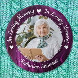 葬儀愛の思い出カスタムの写真パープルメモリアル 缶バッジ<br><div class="desc">愛する人に敬意を表カスタムし、写真追悼式ボタンを貼る。この記念ユニーク記念の記念の葬儀ボタンは、愛する人に敬意を払うために自分自身、家族または友人のための完璧な贈り物である。私たちはあなたの記念ボタンがあなたに平和と喜びと幸せな思い出をもたらすことを願う。引用文「愛する記憶の中」。写真カスタマイズと名前を付けて。人生のお祝いやイベントに最適。COPYRIGHT © 2020 Judy Burrows,  Black Dog Art - All Rights Reserved.葬儀愛の思い出カスタムのフォトパープルメモリアルボタン</div>