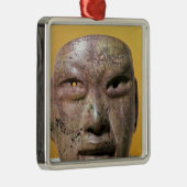 葬式のマスク、メキシコからのOlmec、 メタルオーナメント (右)