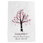 葬式の思い出を愛するピンクの花の木 ミディアムペーパーバッグ (裏面)