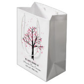 葬式の思い出を愛するピンクの花の木 ミディアムペーパーバッグ (裏面アングル)
