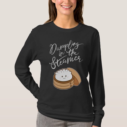 蒸し器の中の餃子 かわいい妊娠発表 Tシャツ (正面)