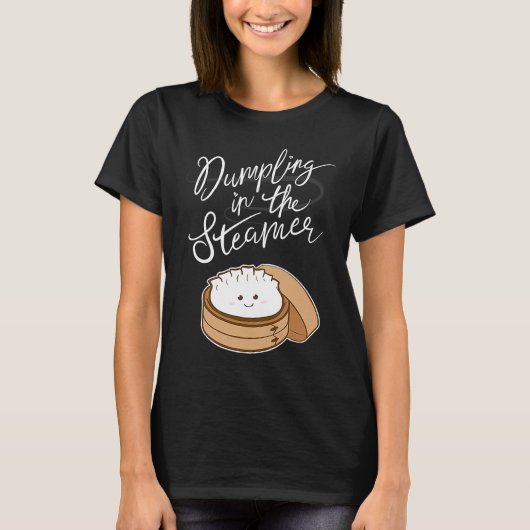 蒸し器の中の餃子 かわいい妊娠発表 Tシャツ (正面)