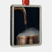 蒸気が付いている蒸留酒製造所の銅の管 メタルオーナメント (右)