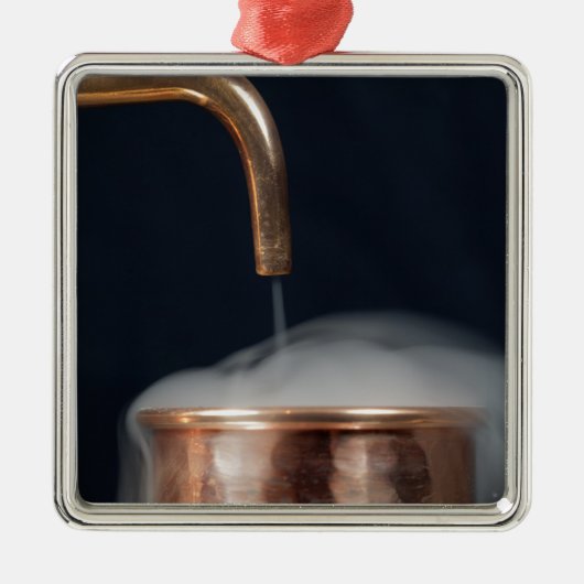 蒸気が付いている蒸留酒製造所の銅の管 メタルオーナメント (正面)