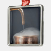 蒸気が付いている蒸留酒製造所の銅の管 メタルオーナメント (左)