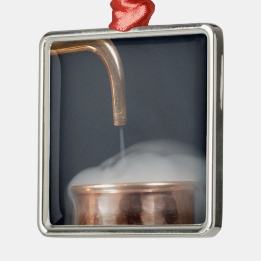 蒸気が付いている蒸留酒製造所の銅の管 メタルオーナメント (左)