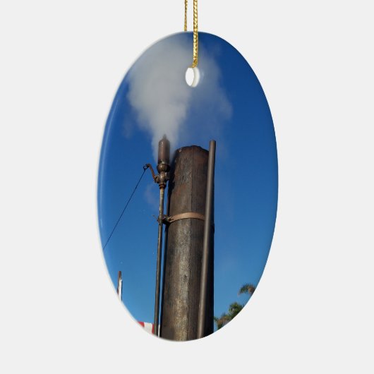 蒸気の白い羽毛が付いている古い蒸気笛 セラミックオーナメント (右)