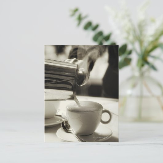 蒸気を発する新しいコーヒー作成/加えることの芸術 ポストカード (スタンド正面)