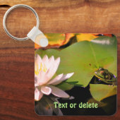 蓮の水百合を賞賛するカエルパーソナライズされた キーホルダー (正面)