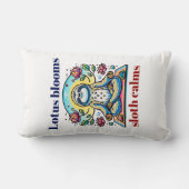 蓮の花で静かなナマケモノの瞑想 ランバークッション (裏面)