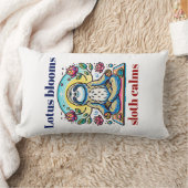 蓮の花で静かなナマケモノの瞑想 ランバークッション (ブランケット)