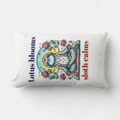蓮の花で静かなナマケモノの瞑想 ランバークッション (正面)
