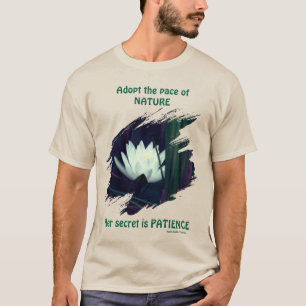 蓮の花とともに輝く忍耐のエマソン名言 Tシャツ
