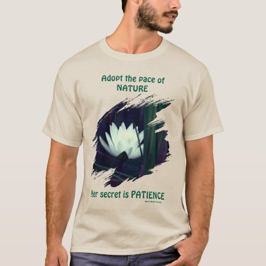 蓮の花とともに輝く忍耐のエマソン名言 Tシャツ (正面)