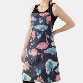 蓮の花とプロに囲まれたピンクのフラミンゴ エプロン (インサイチュ)