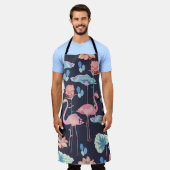 蓮の花とプロに囲まれたピンクのフラミンゴ エプロン (着用した状態)