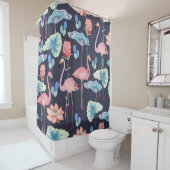 蓮の花とプロに囲まれたピンクのフラミンゴ シャワーカーテン (インサイチュ)