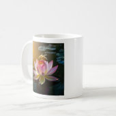 蓮の花の上の蜂 コーヒーマグカップ (正面左)