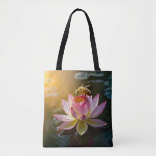 蓮の花の上の蜂 トートバッグ