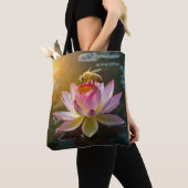 蓮の花の上の蜂 トートバッグ (クローズアップ)