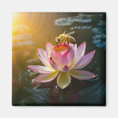 蓮の花の上の蜂 マグネット (正面)