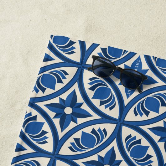 蓮地中海の瓦の模様 – 白蓮 ビーチタオル (インサイチュ)