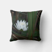 蓮白熱［赤熱］光を放つの水百合花  クッション (裏面)