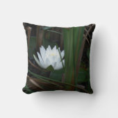 蓮白熱［赤熱］光を放つの水百合花  クッション (正面)