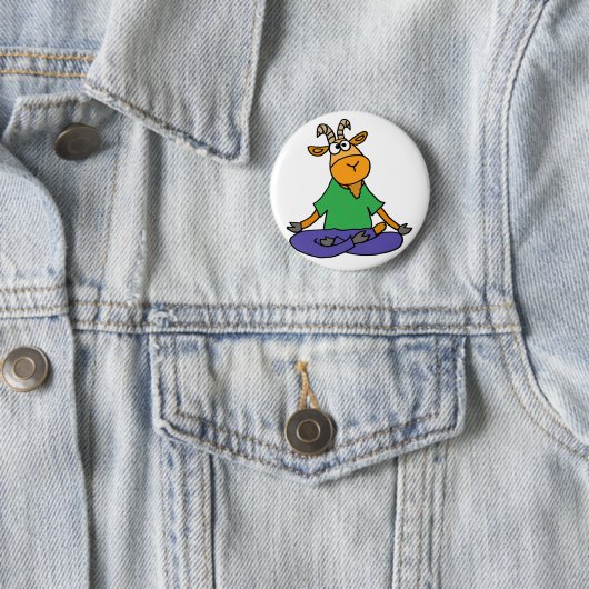 蓮華座のヨガをしているおもしろいなヤギ 缶バッジ (インサイチュ)