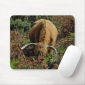 蕨で牧草を食べているDartmoorの高地牛 マウスパッド (マウス)